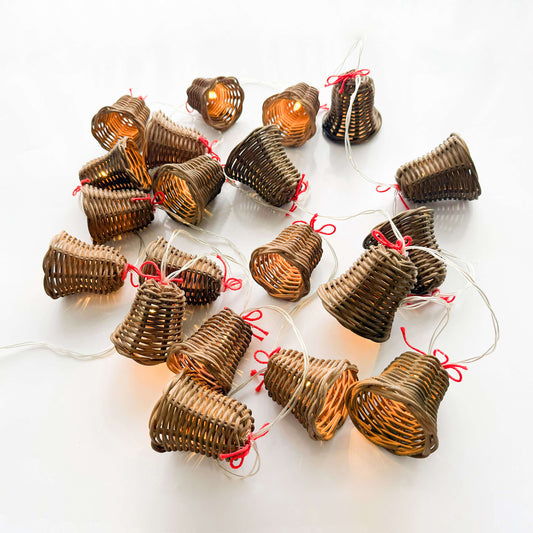 20 adet el yapımı rattan çan başlıklı LED ışık zinciri, kırmızı ip detaylı, beyaz zeminde dağınık konumda – pille çalışan dekoratif boho aydınlatma