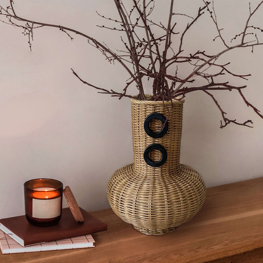 El yapımı rattan bambu vazo, 30 cm yüksekliğinde dekoratif çiçeklik – rustik boho salon sahneli