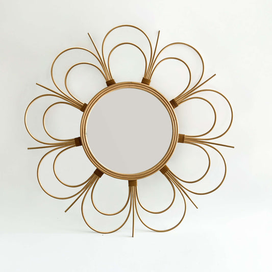 Organik yaprak formlu rattan bambu duvar aynası – doğal dokulu, salon dekorunda cam vazo ile birlikte