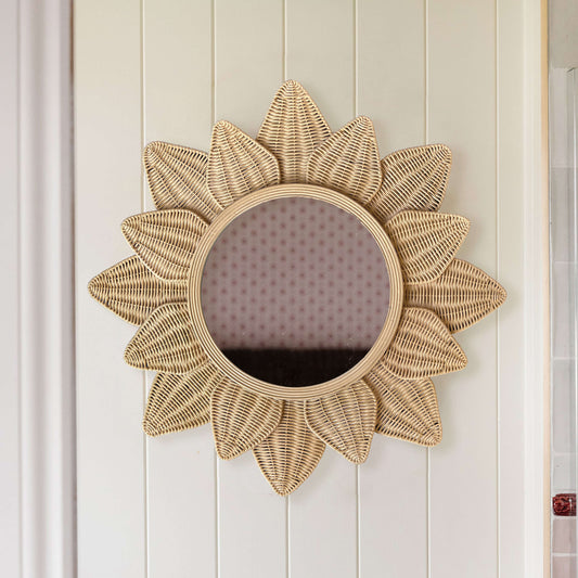 Ayçiçeği formunda doğal tonlu rattan hasır duvar aynası – dikey ahşap panelli rustik yüzeyde sergilenmiş