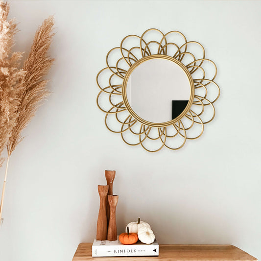 Boho ve doğal tarzda dekore edilmiş bir odada, el yapımı hasır, rattan, bambu ve rafya malzemelerle üretilmiş, dekoratif duvar aynası; sıcak ve zarif bir görünüm sunuyor