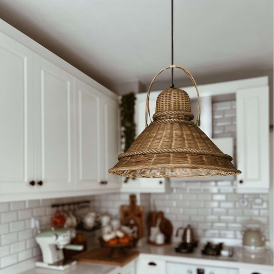 Boho ve İskandinav tarzda dekore edilmiş bir mutfakta, el yapımı hasır, rattan ve bambu malzemelerle örülmüş sarkıt avize; doğal dokusu ve sıcak ışığıyla şık bir aydınlatma sağlar